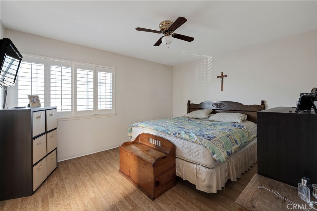 813 Statler Street San Pedro, CA 90731 - Photo 37 of 42 a bedroom with a bed and a window