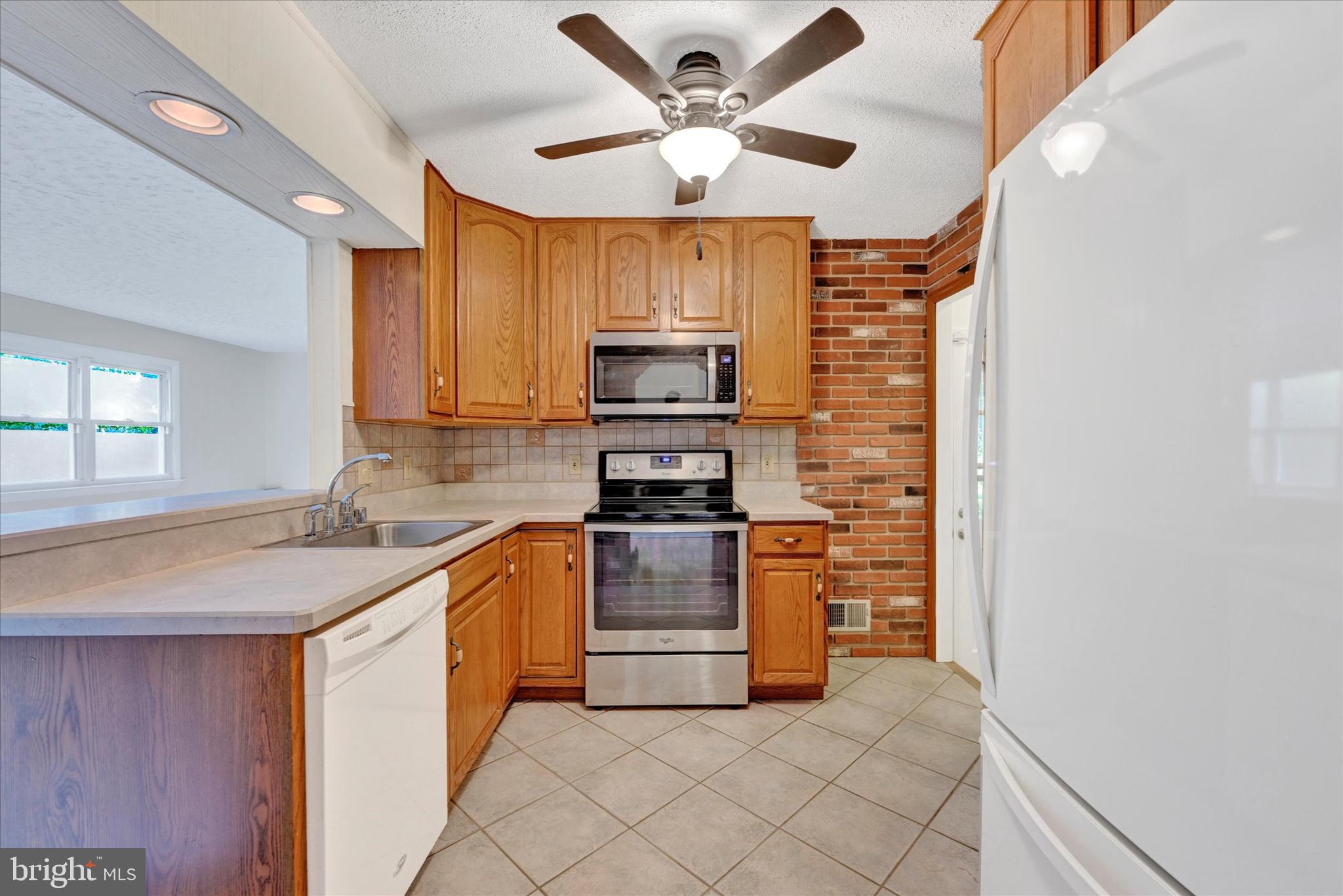 208 Magothy Beach Road Pasadena, MD 21122 - Photo 8 of 31 Kitchen