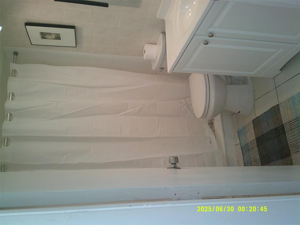 5800 Margate Boulevard, Unit 411 Pompano Beach, FL 33063 - Photo 9 of 30 a bathroom with a bathtub