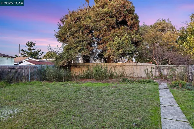 a view of a house with backyard and a window