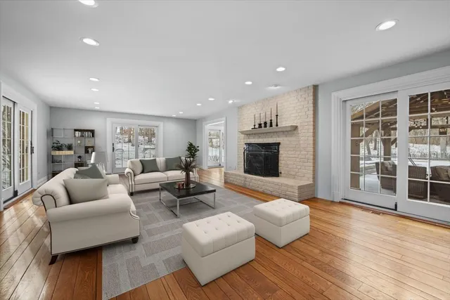 $1,695,000 | 10 Deepwood Road, Barrington Hills, IL 60010