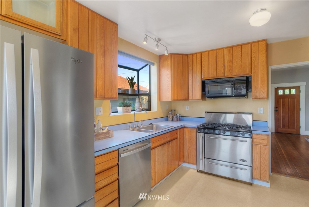 243 Wells Avenue North Renton, WA 98057 - Photo 9 of 34 Gallery Image 9