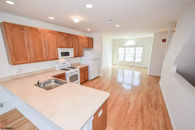 $3,300 | 36 Chelsea Court, Unit 36, Atlantic City, NJ 08401