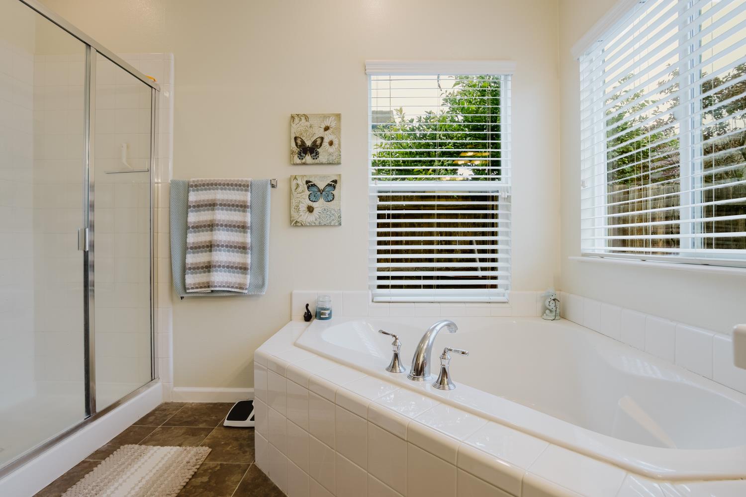 1634 Judith Way Escalon, CA 95320 - Photo 34 of 40 a bathroom with sink and bathtub