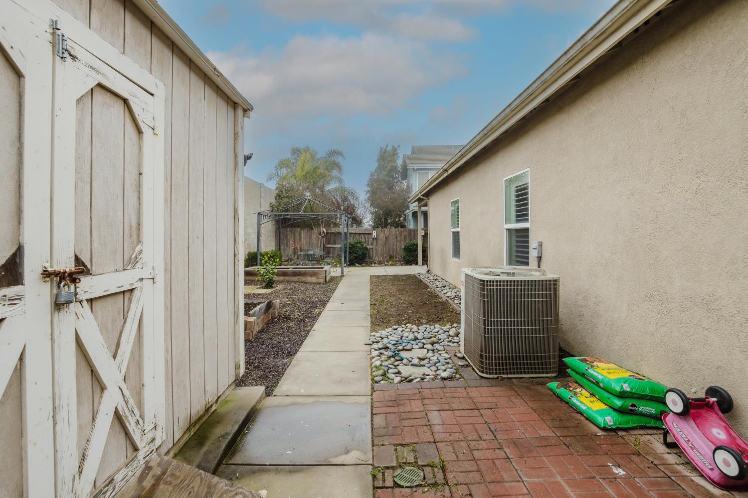 1634 Judith Way Escalon, CA 95320 - Photo 40 of 40 a view of a porch with couches and potted plants