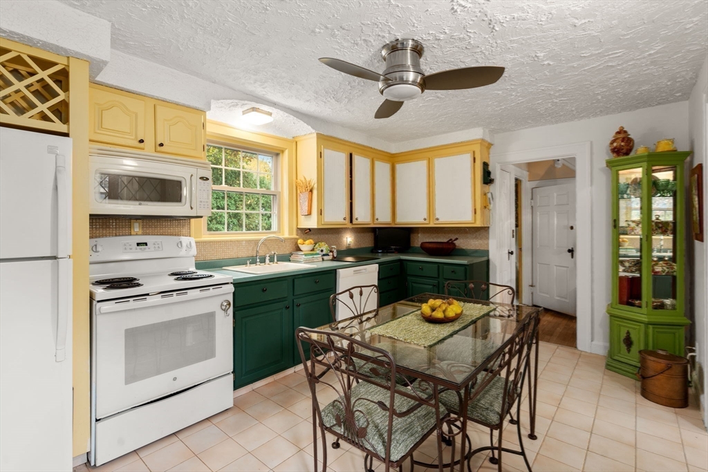 225 Howard Street Melrose, MA 02176 - Photo 12 of 32