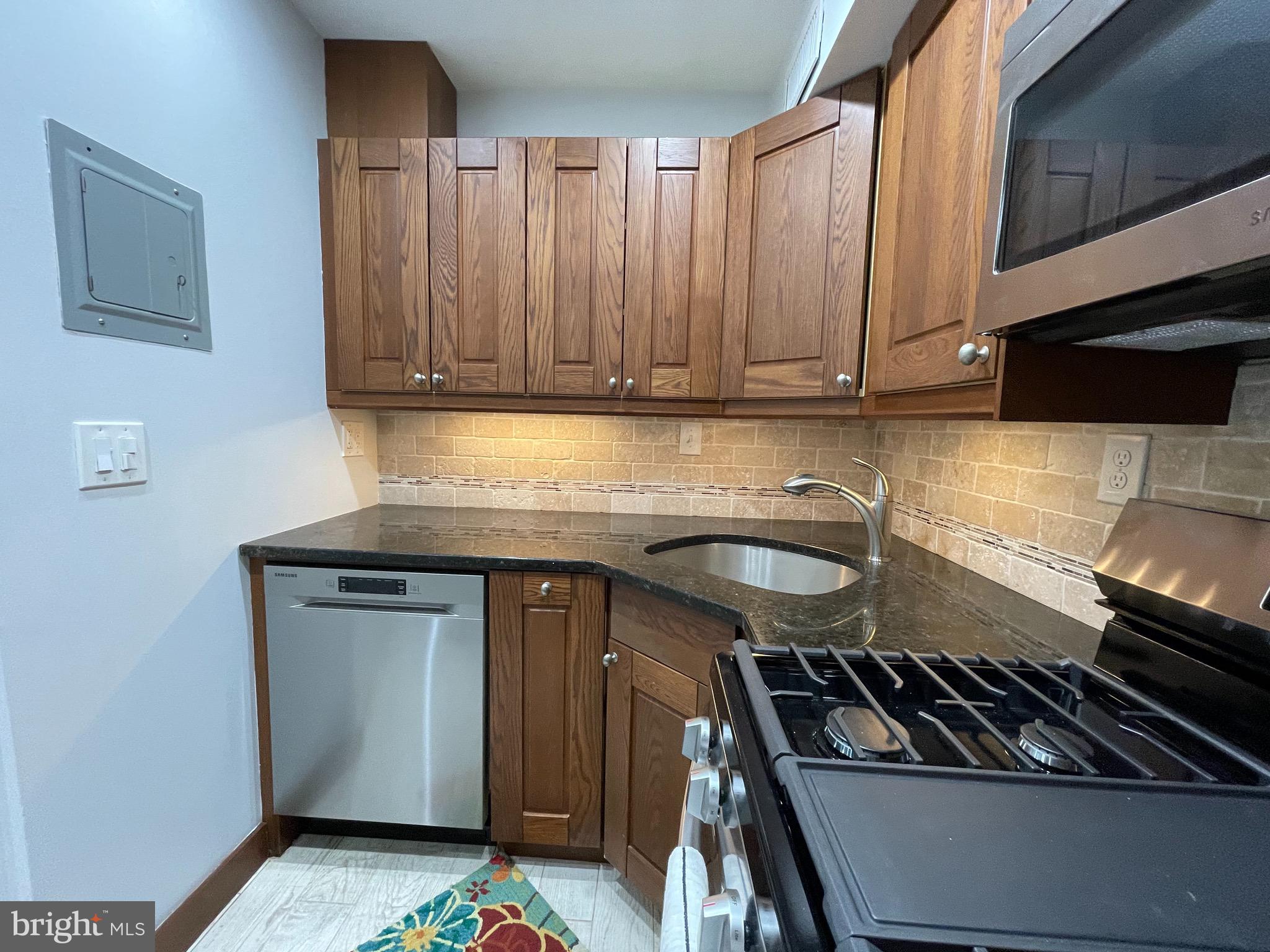61 G Street Southwest, Unit B Washington, DC 20024 - Photo 11 of 60