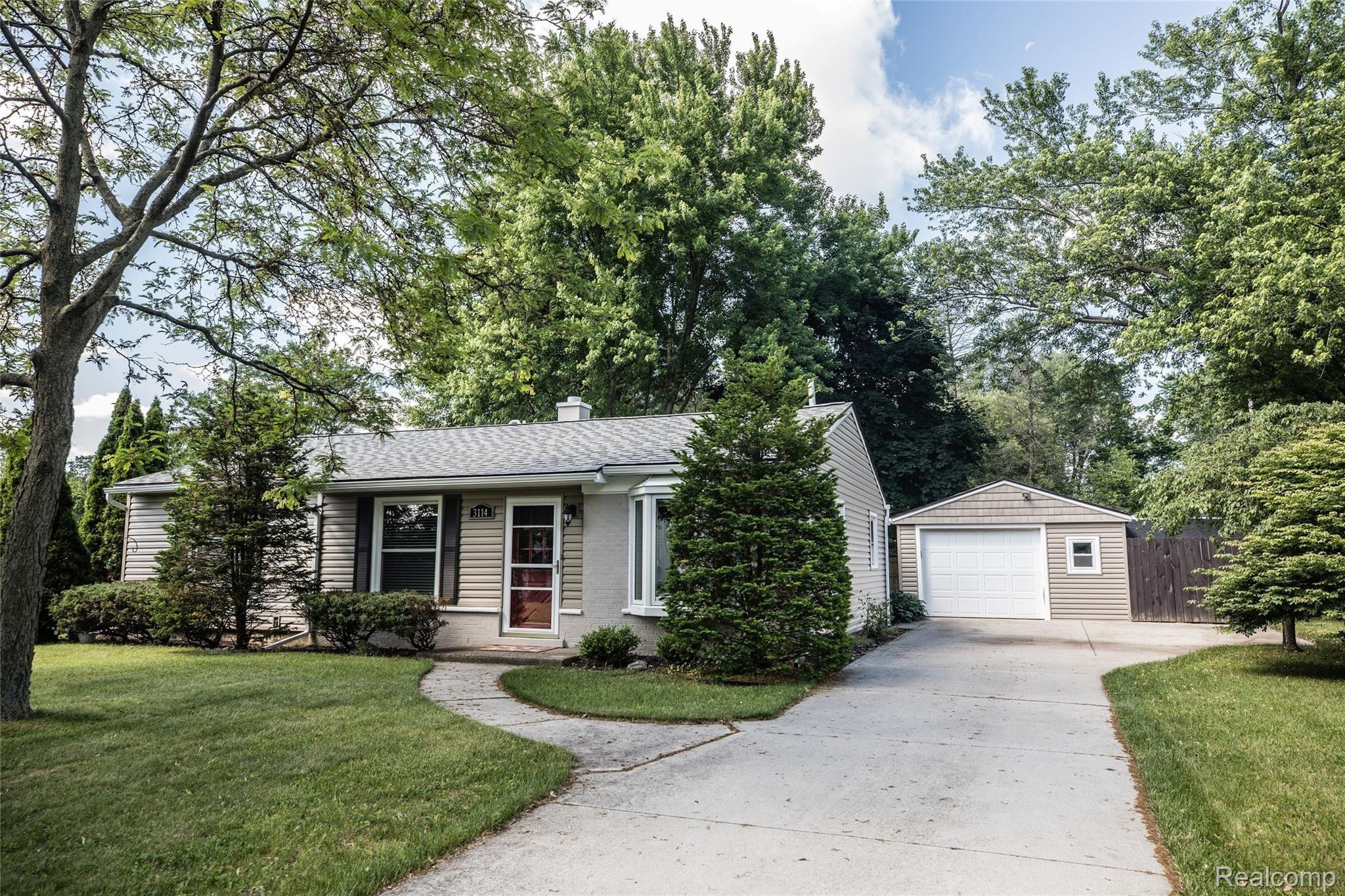 3114 Avon Manor Road Rochester, MI 48307 - Photo 1 of 27 7E8A8992.jpg
