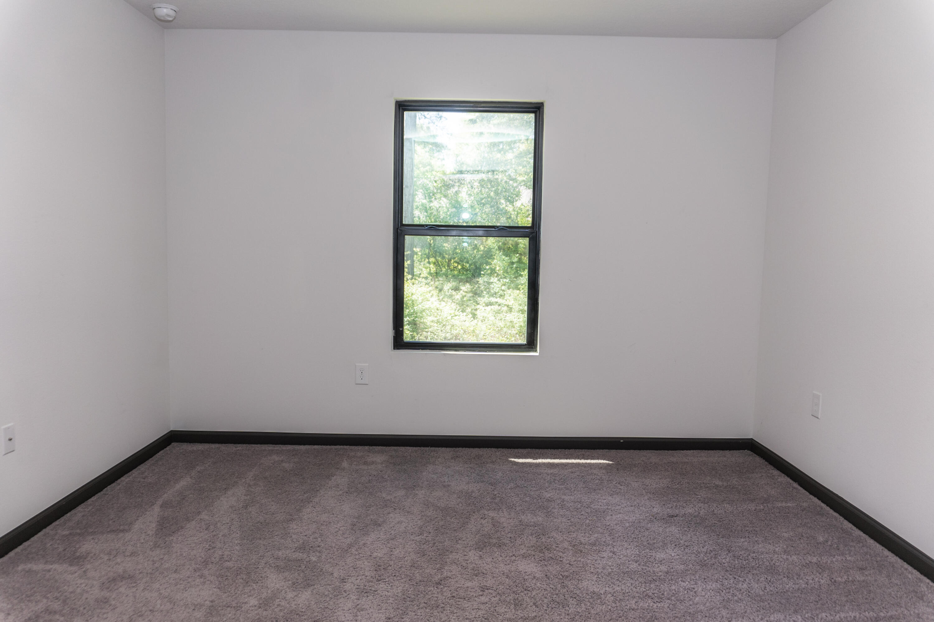 3476 Sparco Drive Crestview, FL 32539 - Photo 20 of 24 an empty room with a window