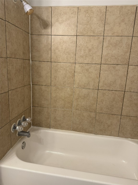 9100 Dodson Street, Unit 16 Houston, TX 77093 - Photo 8 of 14 a bathroom with a bathtub