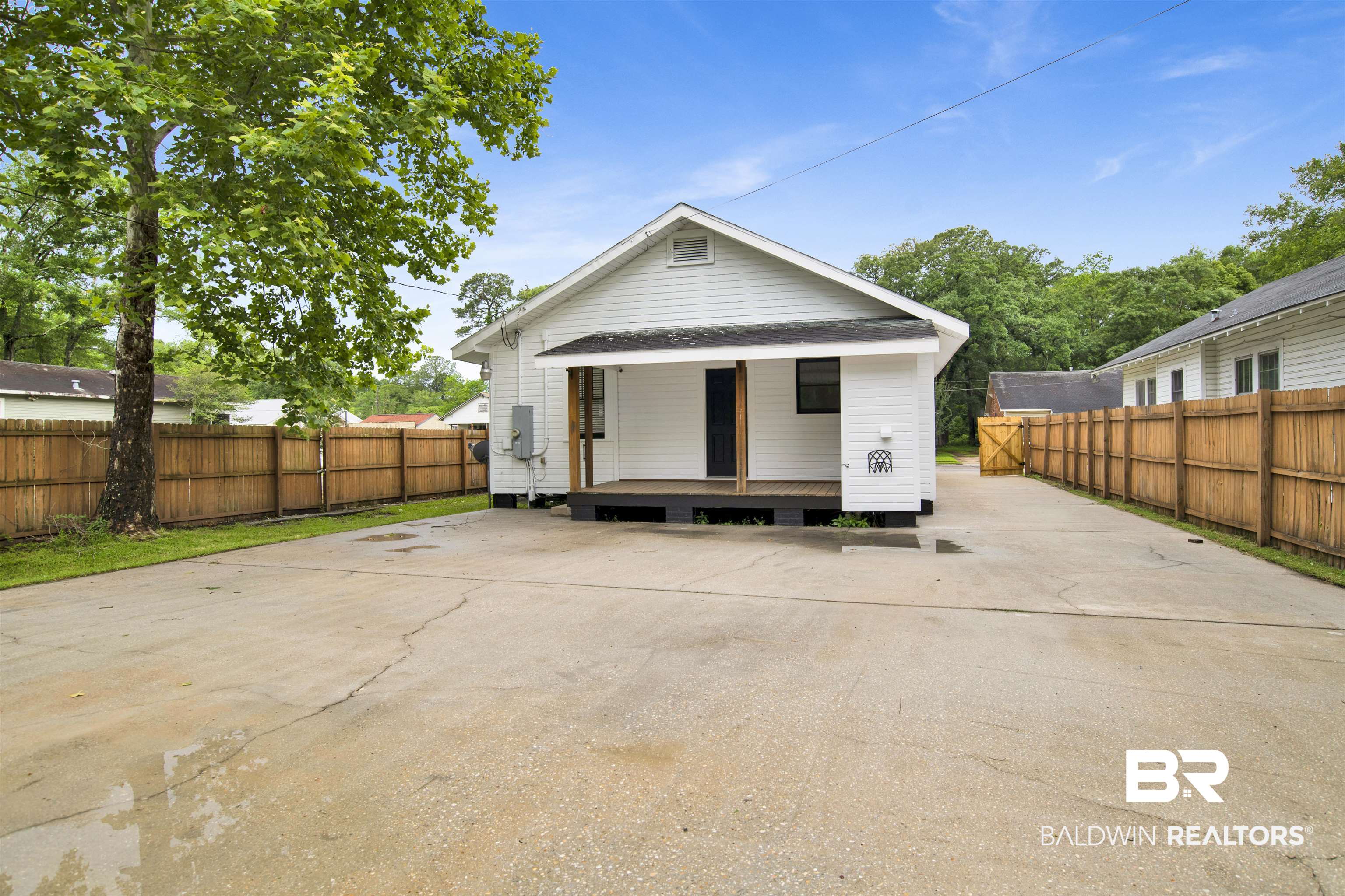 507 Holcombe Avenue Mobile, AL 36606 - Photo 8 of 28 Back of property with a porch and fence