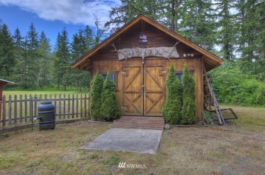 24107 Brooks Road East Orting, WA 98360 - Photo 27 of 40 a front view of a house with garden