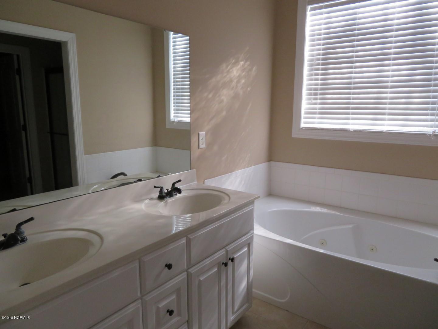 105 Jones Farm Road New Bern, NC 28560 - Photo 13 of 39 Master Bath