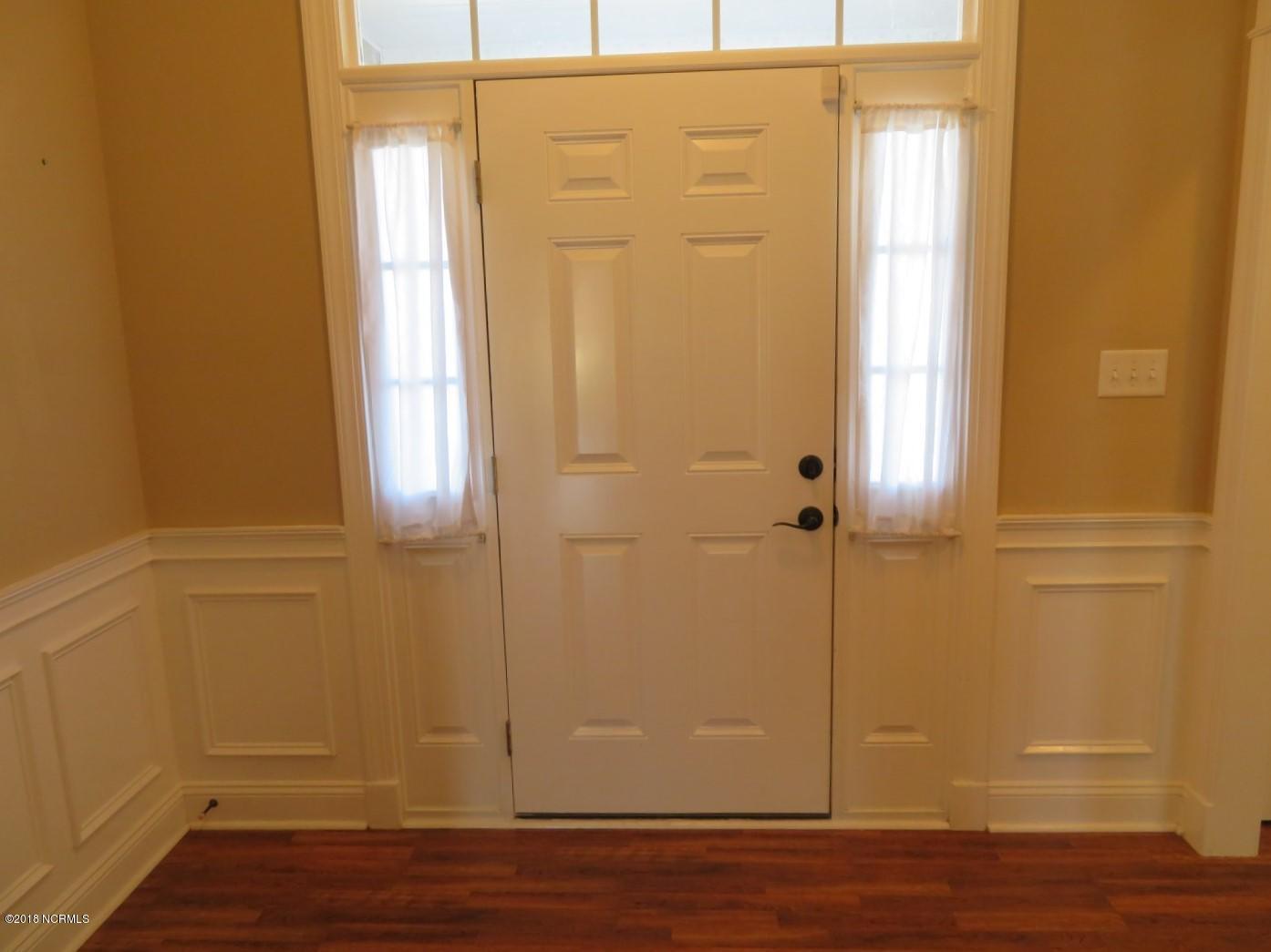 105 Jones Farm Road New Bern, NC 28560 - Photo 2 of 39 Foyer