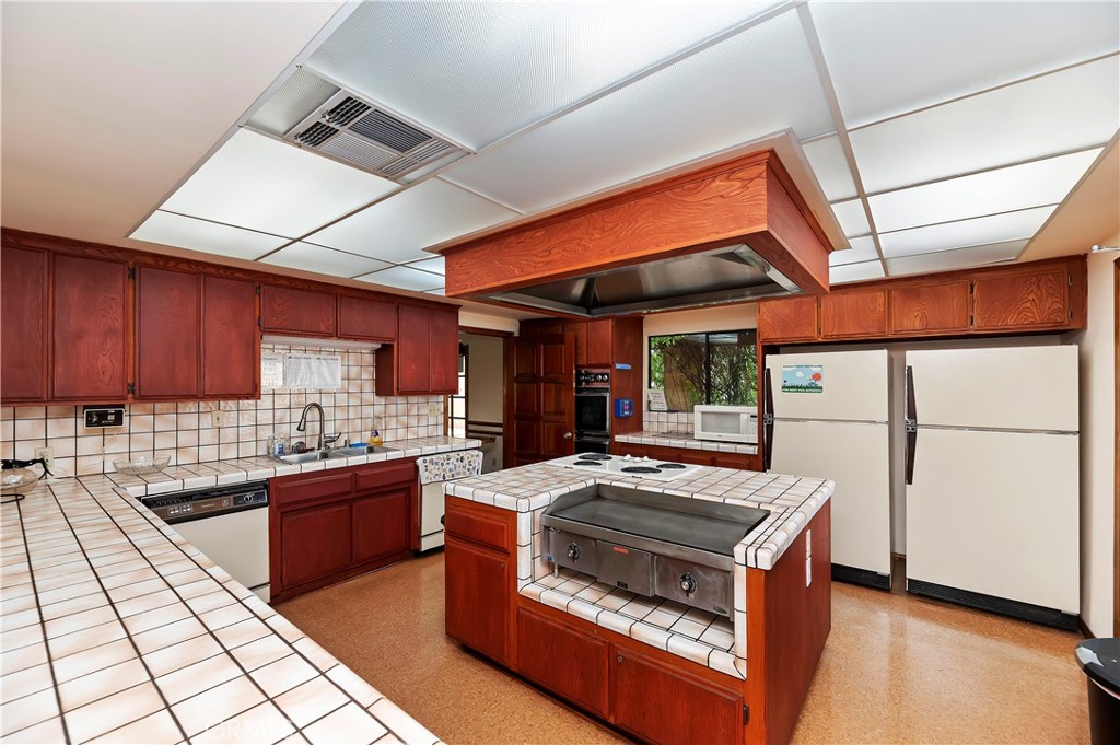27250 Murrieta Road, Unit 298 Menifee, CA 92586 - Photo 42 of 54 a kitchen with a stove a sink and a refrigerator