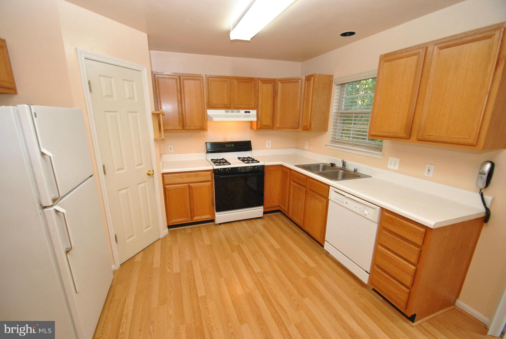 6604 Ridgeborne Drive Baltimore, MD 21237 - Photo 6 of 23 HUGE EAT IN KITCHEN