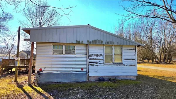 $25,000 | 704 Pine Street, Pleasanton, KS 66075