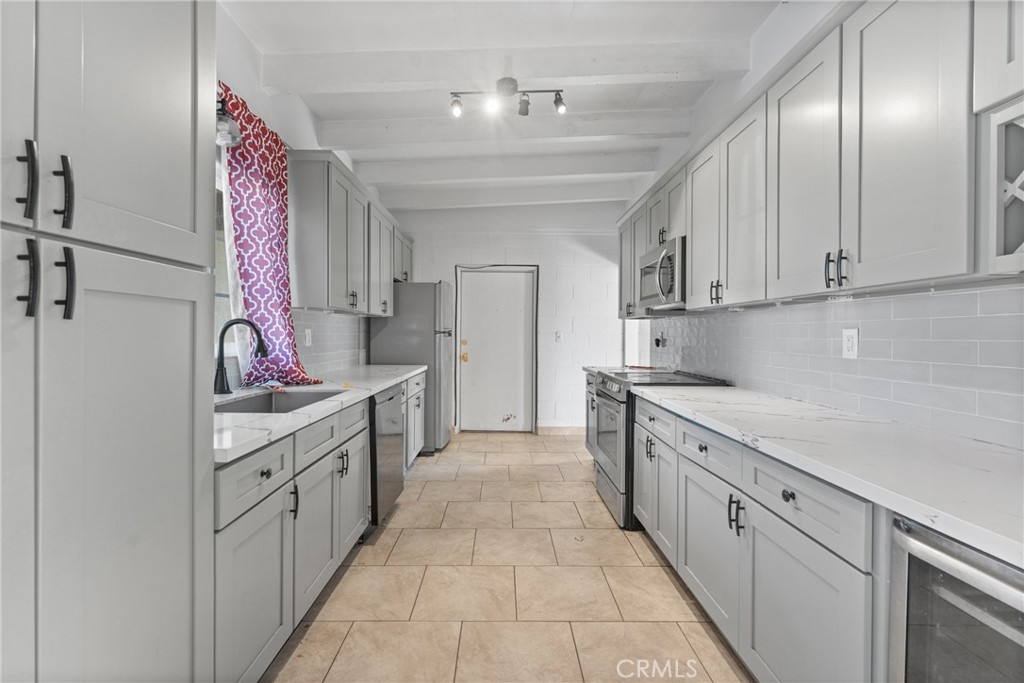 13755 Lakota Road Apple Valley, CA 92307 - Photo 9 of 21