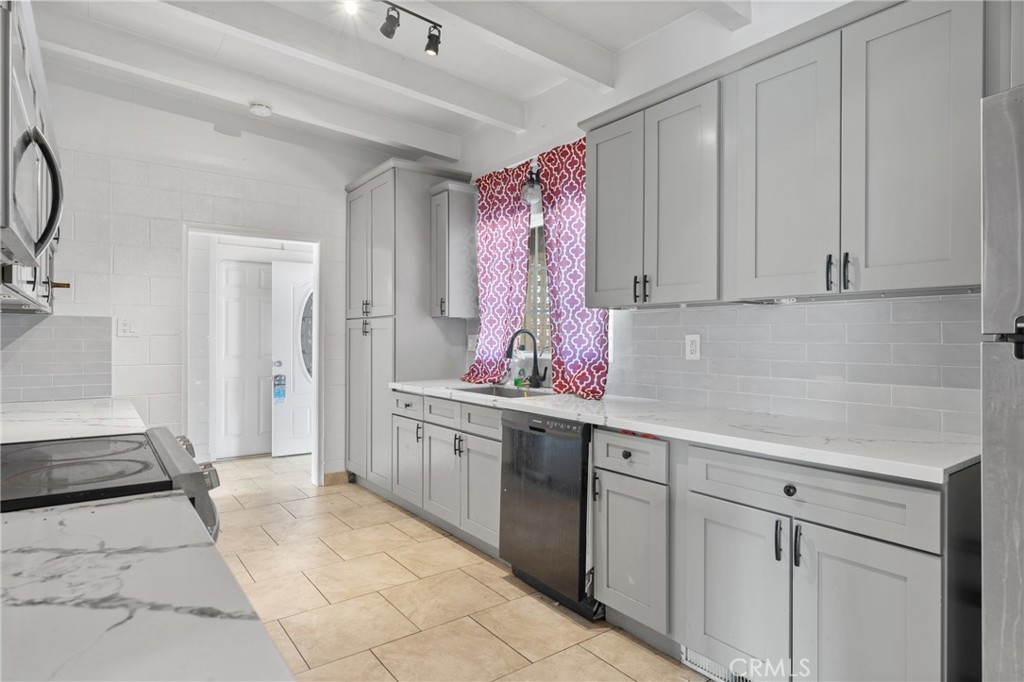 13755 Lakota Road Apple Valley, CA 92307 - Photo 10 of 21