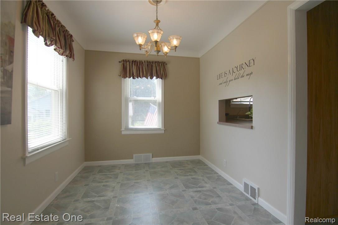 1509 Merry Road Waterford, MI 48328 - Photo 9 of 23 Dining Room