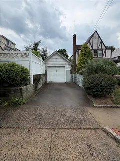 $998,000 | 4634 Iris Lane, Great Neck, NY 11020