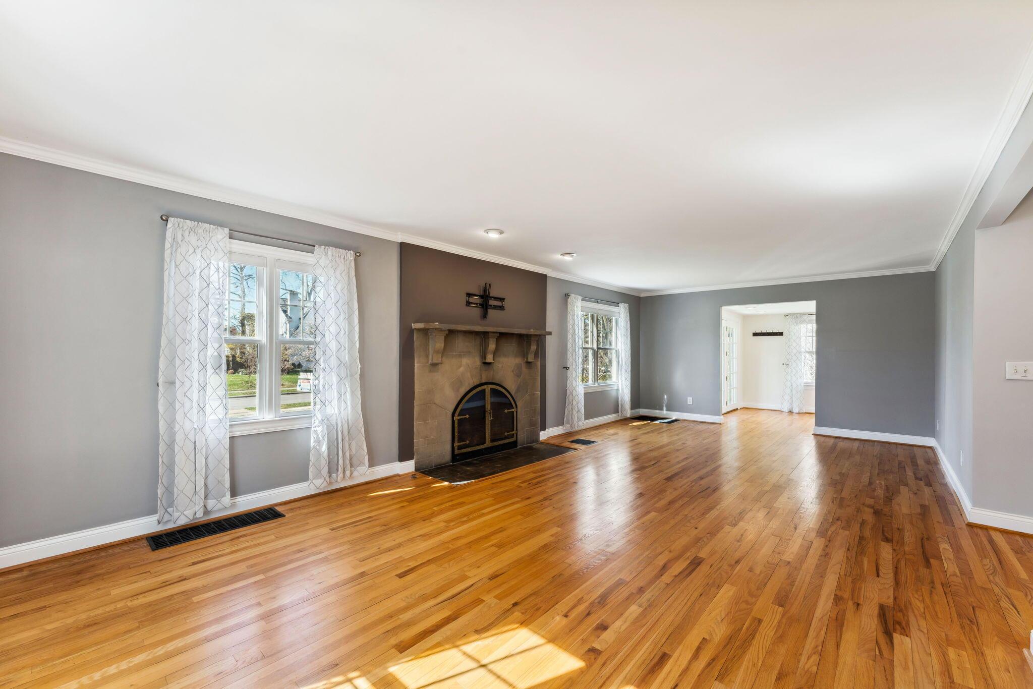 114 South Cassingham Road Bexley, OH 43209 - Photo 9 of 51 Living room