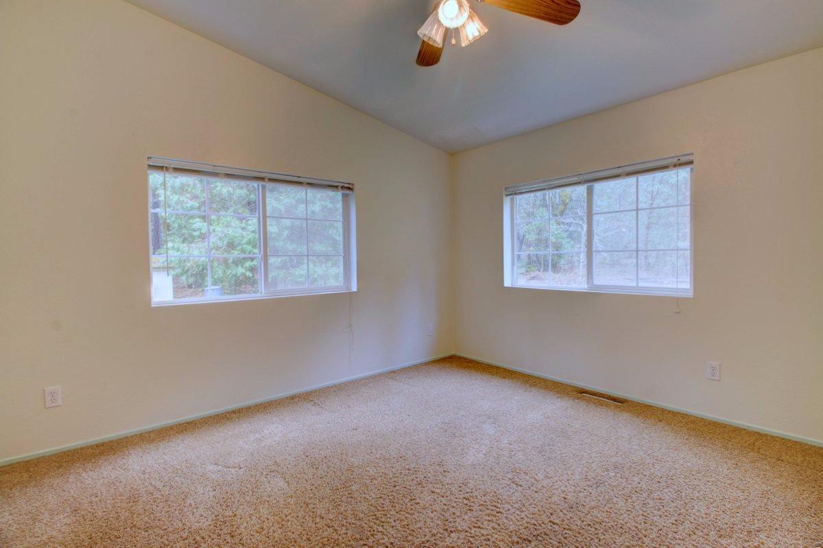 2101 Queens Branch Road Rogue River, OR 97537 - Photo 24 of 25 an empty room with a window