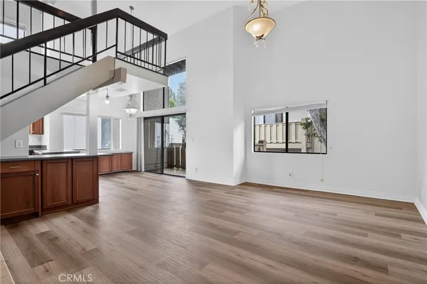 $569,000 | 18433 Hatteras Street, Unit 507, Tarzana, CA 91356