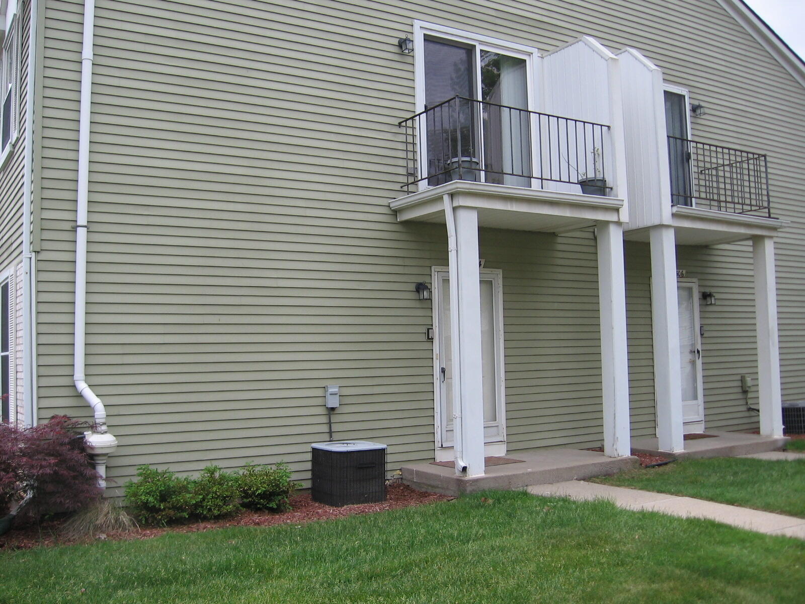 42504 Saratoga Road Canton, MI 48187 - Photo 1 of 16 CONDO FRONT