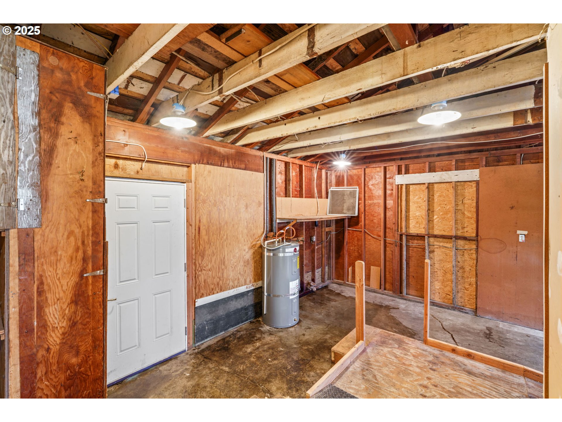 2665 C Street Springfield, OR 97477 - Photo 14 of 20 a view of a room with gym equipment