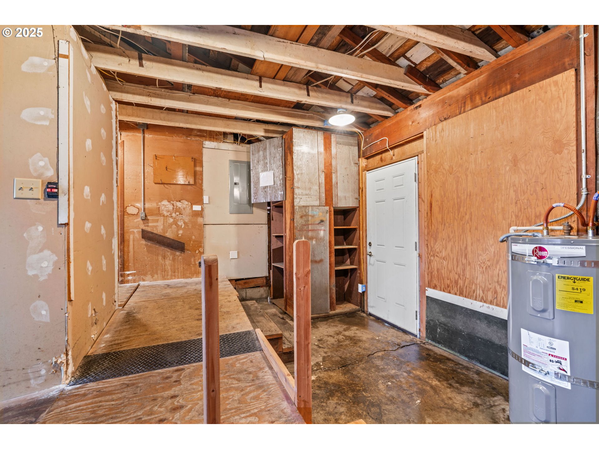 2665 C Street Springfield, OR 97477 - Photo 16 of 20 a view of hallway with living room