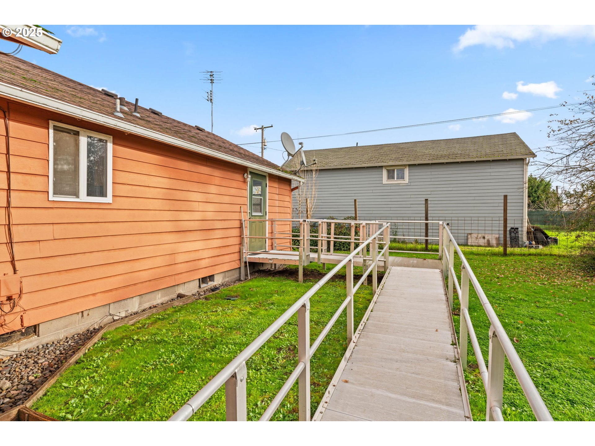 2665 C Street Springfield, OR 97477 - Photo 18 of 20 a view of a backyard with a garden