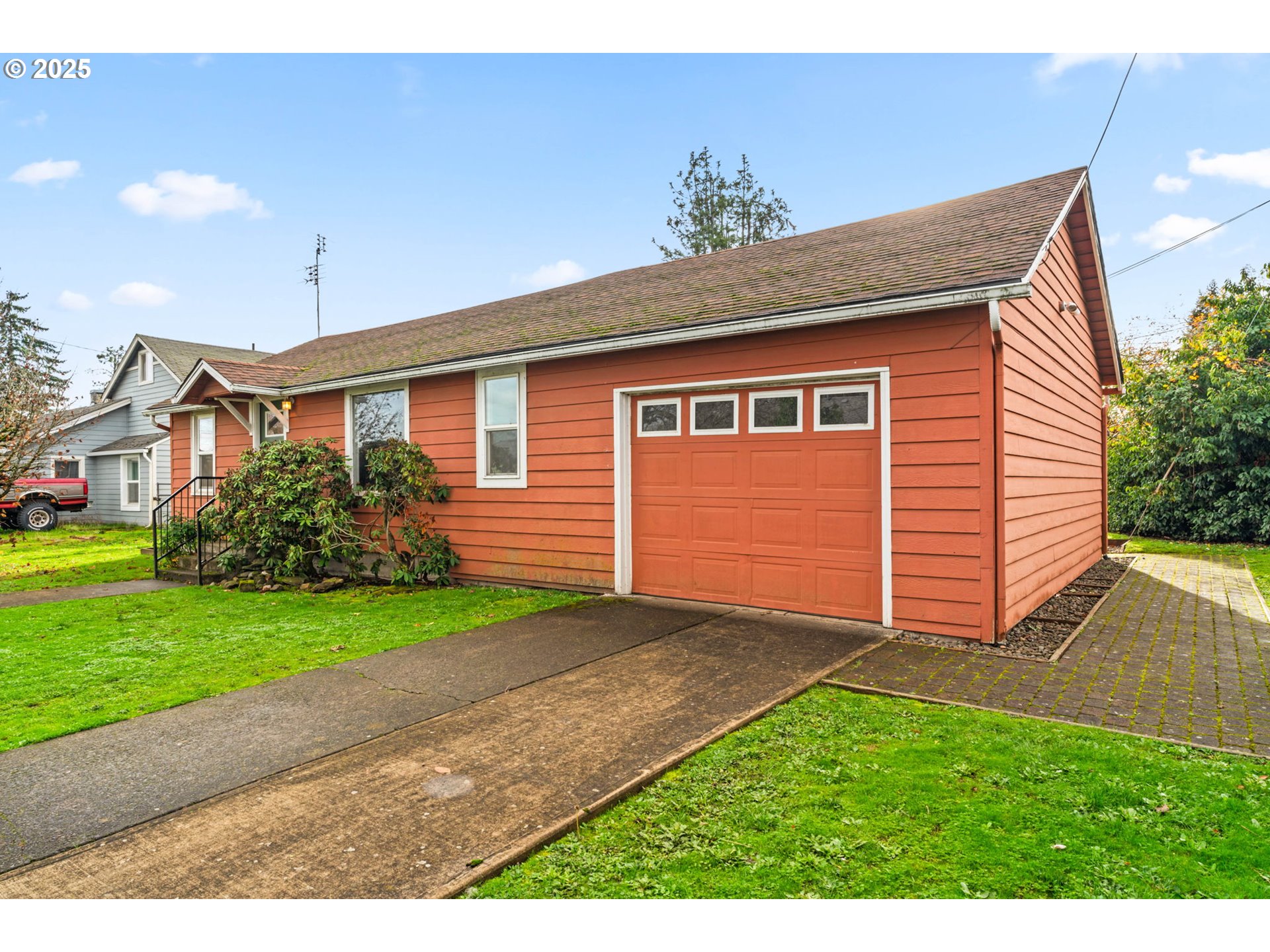 2665 C Street Springfield, OR 97477 - Photo 4 of 20 a front view of house with yard and green space