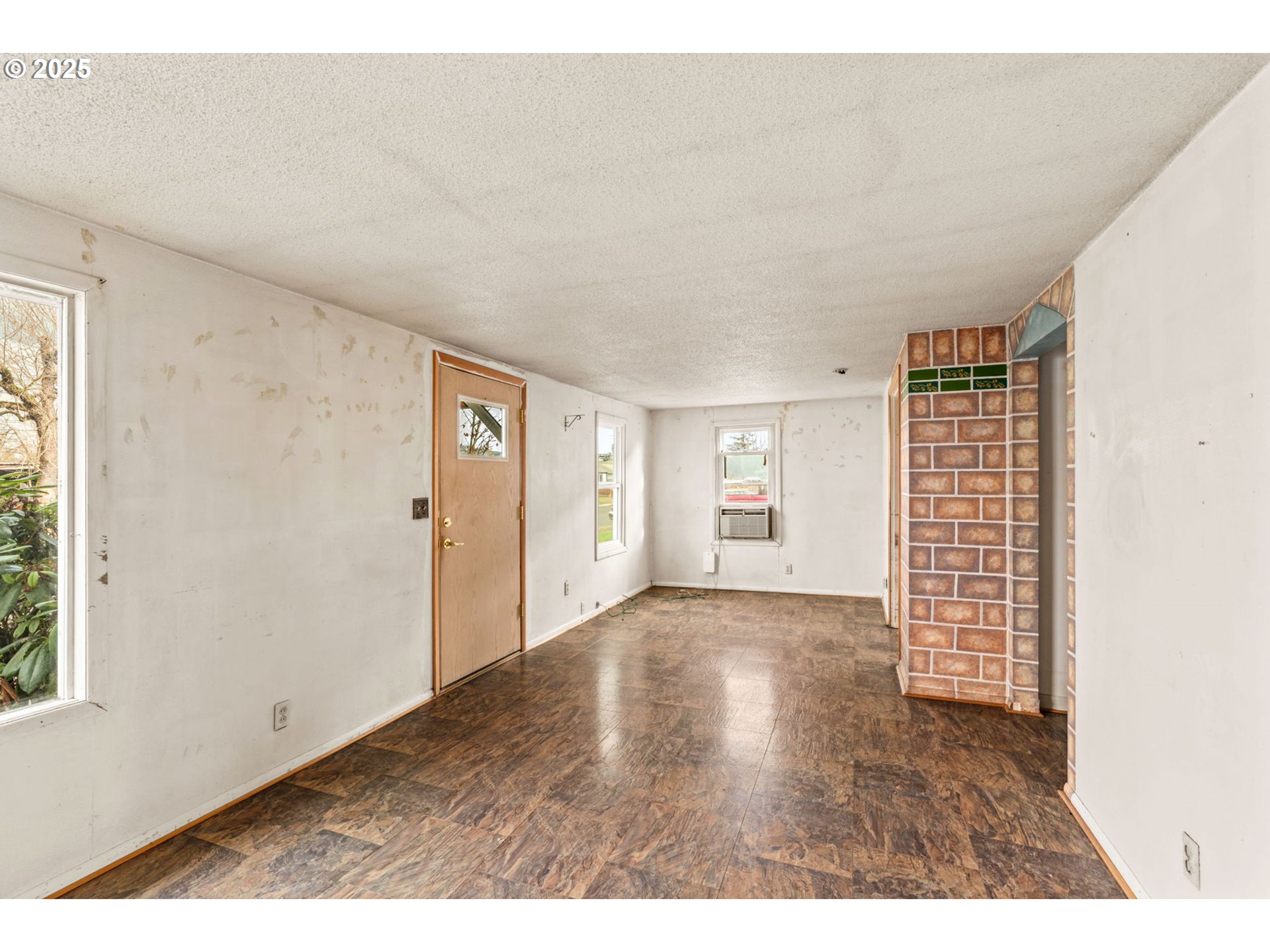 2665 C Street Springfield, OR 97477 - Photo 6 of 20 a view of an empty room with wooden floor and a window