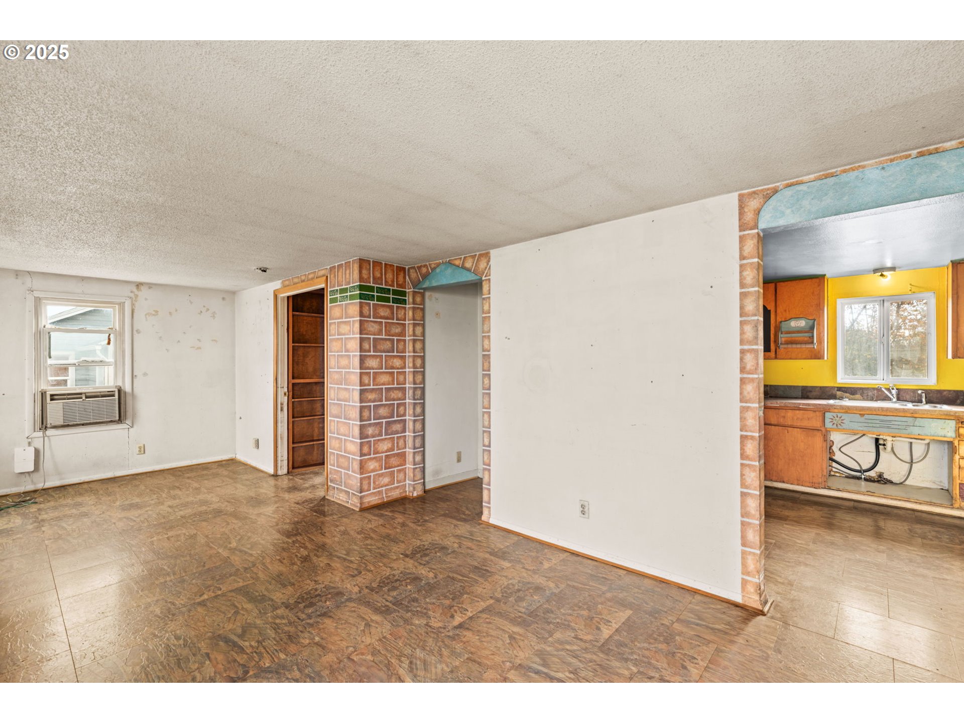 2665 C Street Springfield, OR 97477 - Photo 7 of 20 a view of an empty room and window