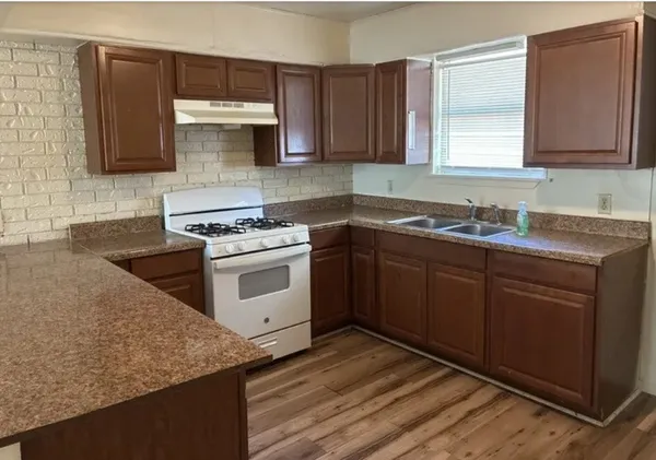 $1,295 | 606 West 4th Street, Taylor, TX 76574