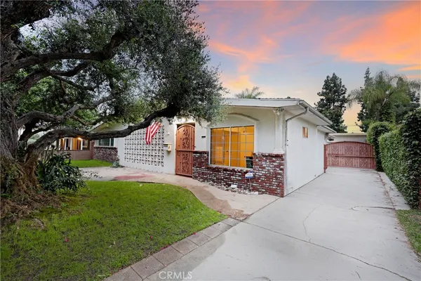 a view of a house with a yard