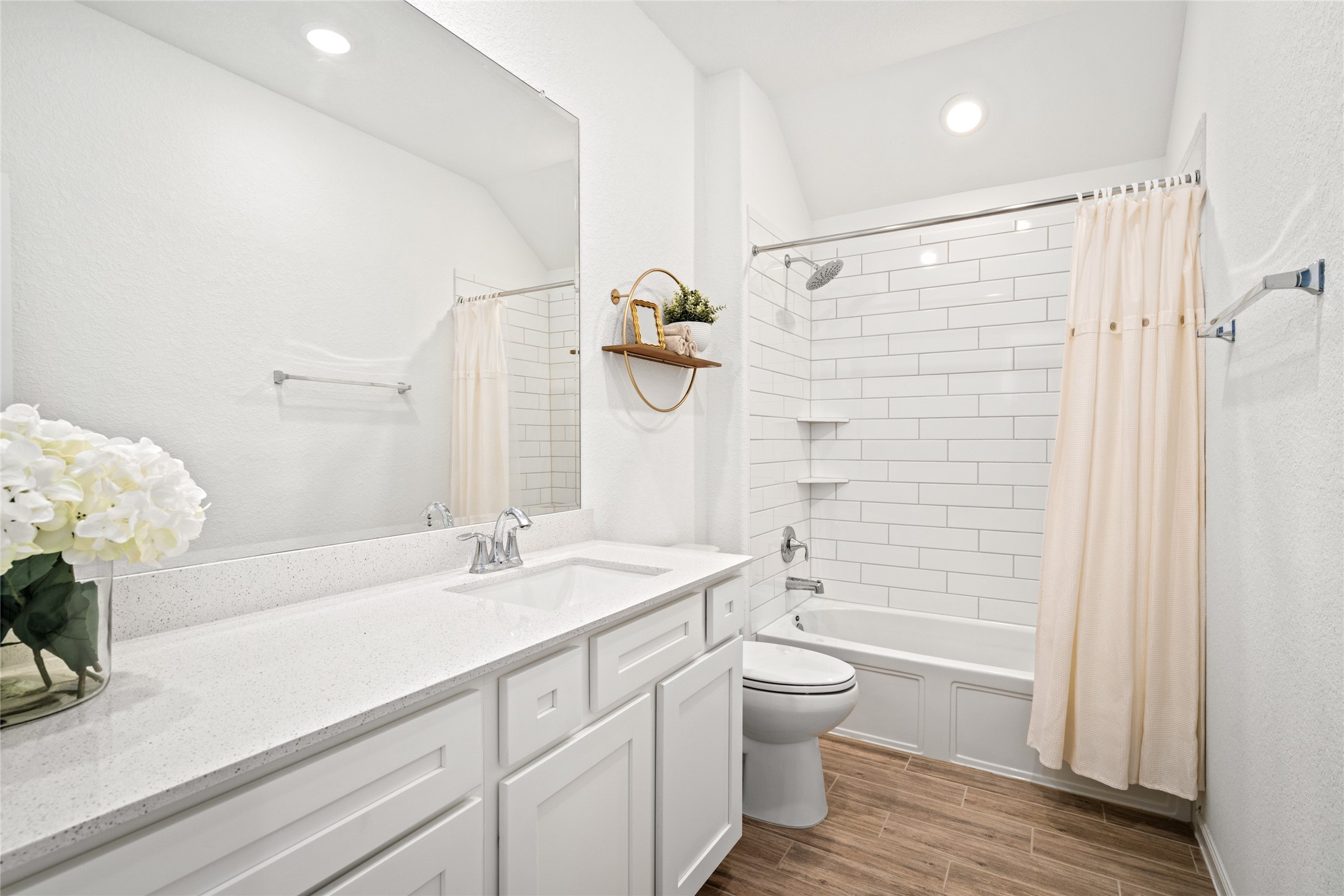 575 Dry Fork Lane Conroe, TX 77304 - Photo 21 of 34 Bright guest bath with tile surround for a clean, modern look.