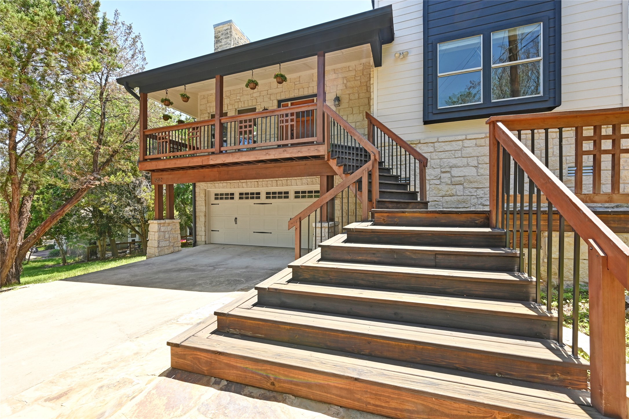 a view of entryway with a front door