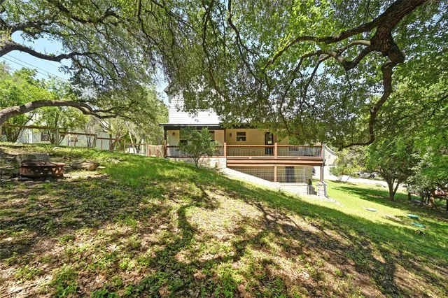 a view of yard with green space