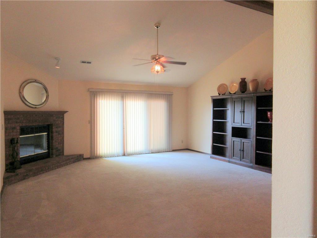 4527 Moonlight Way Alton, IL 62002 - Photo 4 of 19