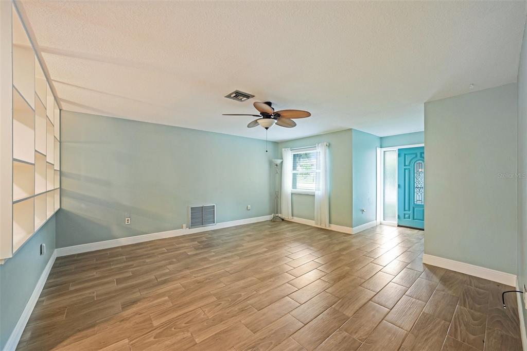 1118 Carlton Road Tarpon Springs, FL 34689 - Photo 11 of 62 a view of a livingroom with a ceiling fan