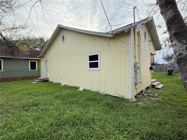 a view of a back yard