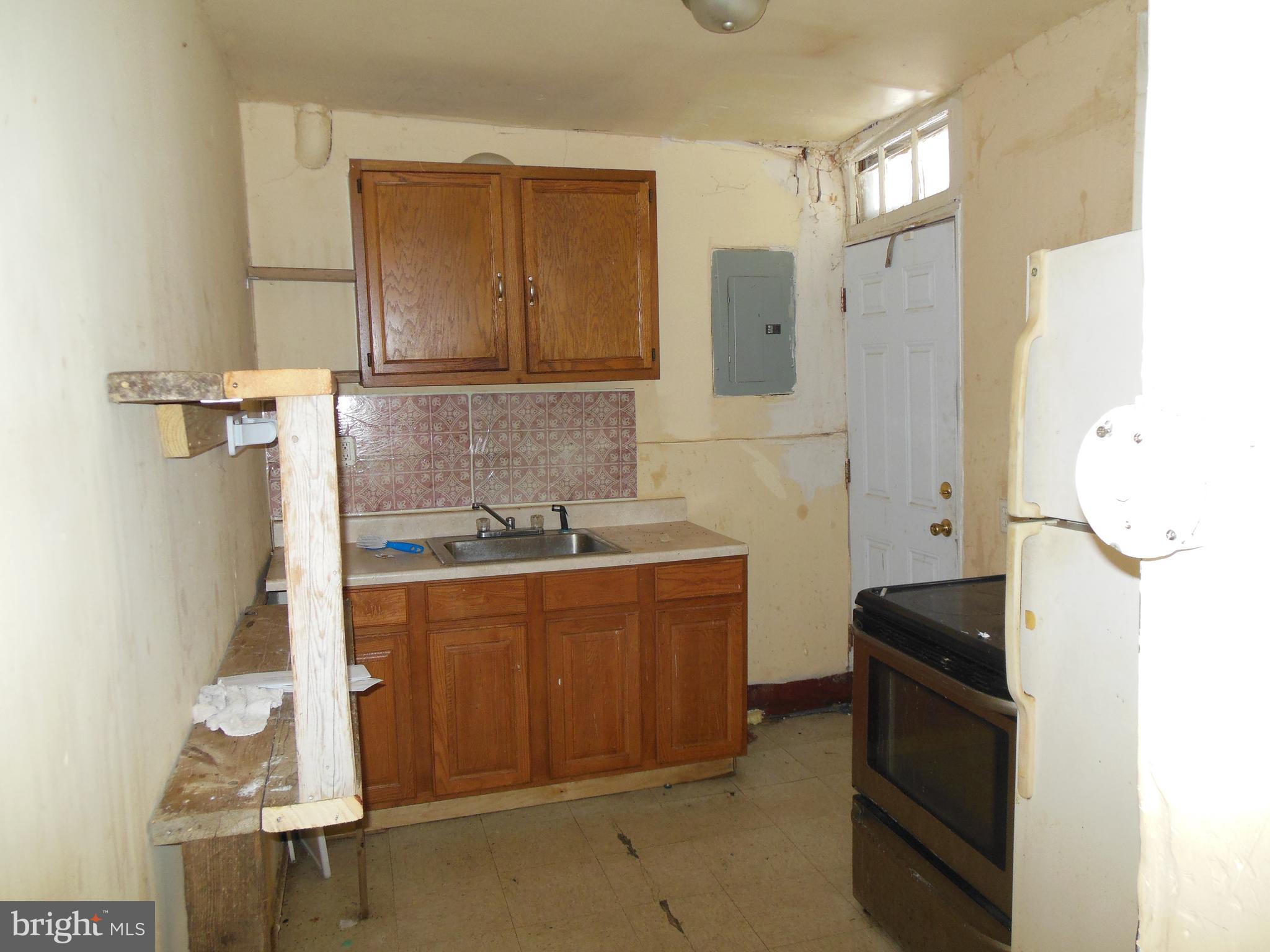 1212 North Spring Street Baltimore, MD 21213 - Photo 2 of 8 Kitchen