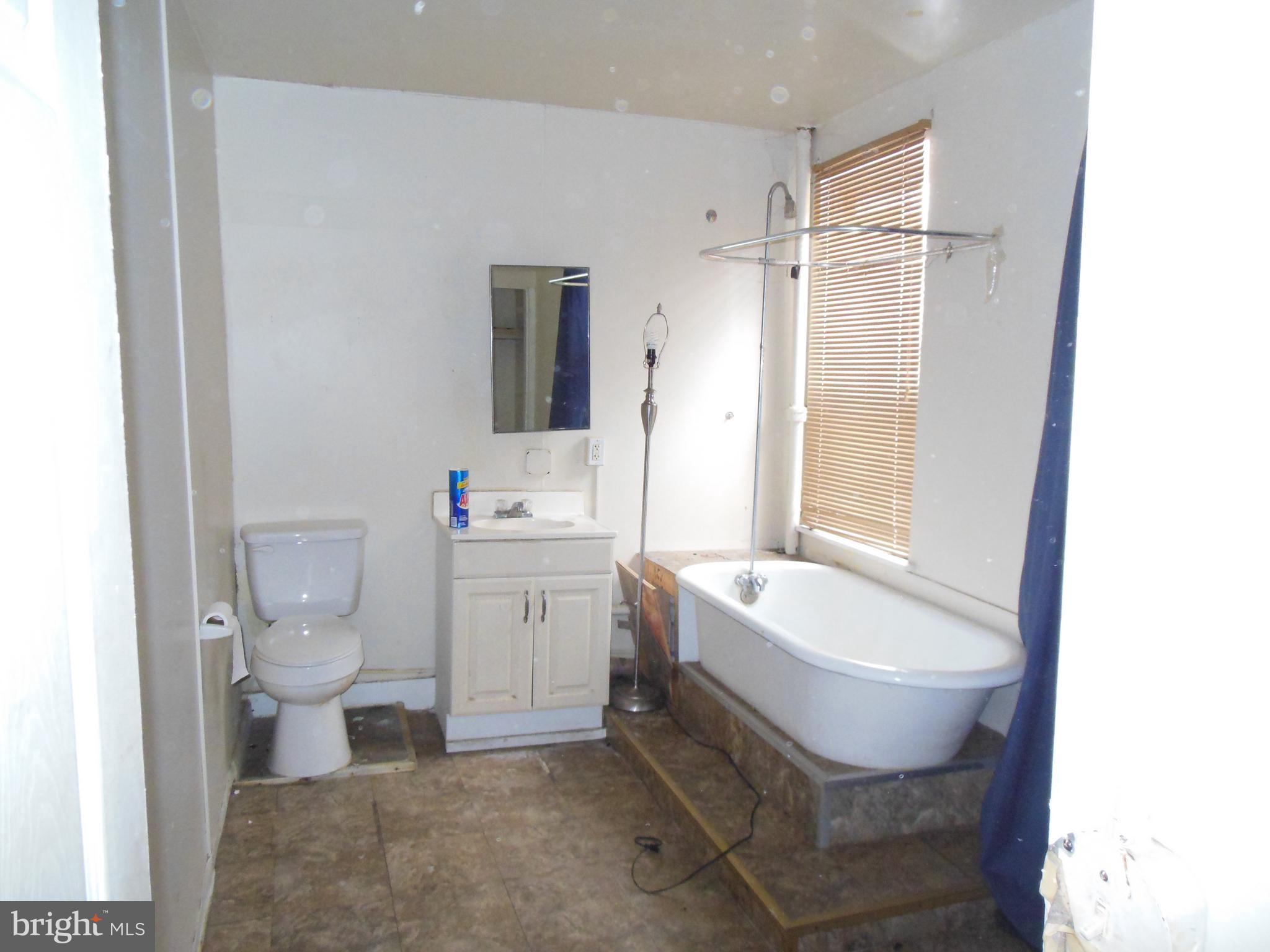 1212 North Spring Street Baltimore, MD 21213 - Photo 7 of 8 Bathroom