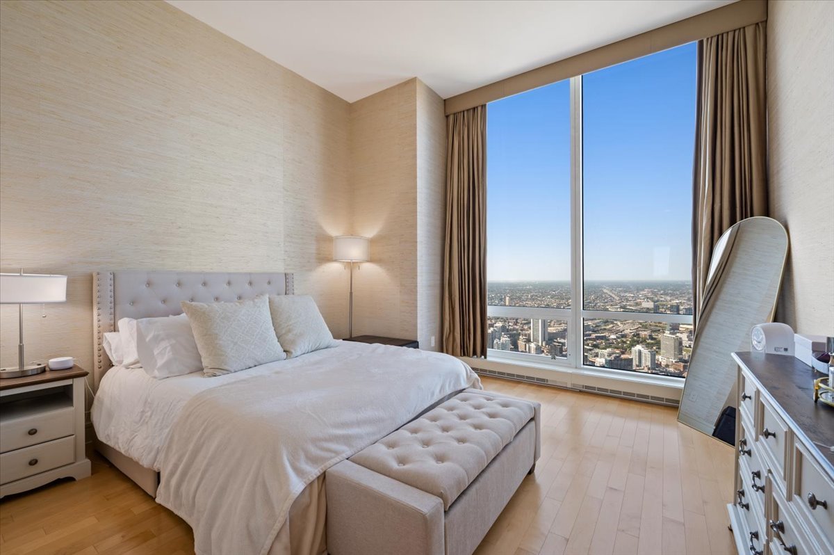 401 North Wabash Avenue, Unit 71C Chicago, IL 60611 - Photo 9 of 38 a bedroom with a bed and a large window