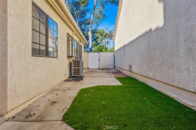 a view of backyard of the house
