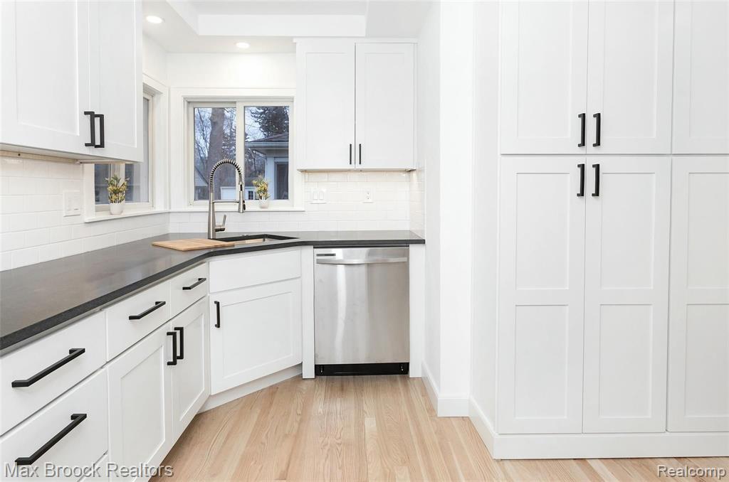 18346 Beverly Road Beverly Hills, MI 48025 - Photo 13 of 36