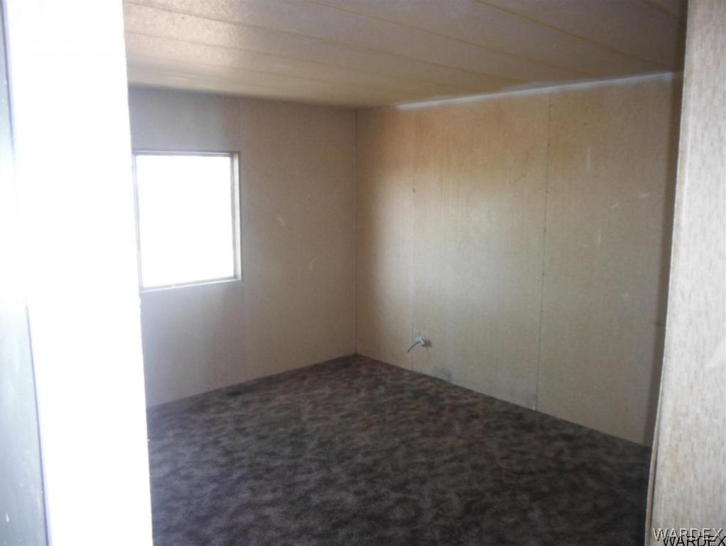 3572 Salt Road Golden Valley, AZ 86413 - Photo 8 of 17 a room that has a window in it