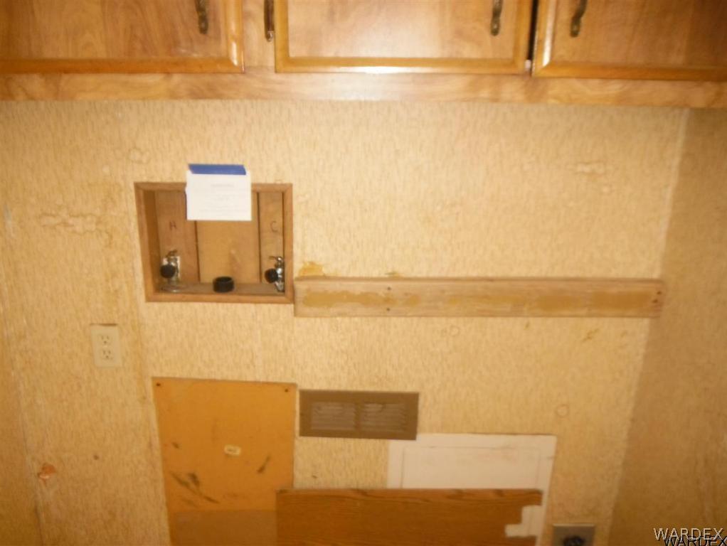 3572 Salt Road Golden Valley, AZ 86413 - Photo 10 of 17 a bathroom with a shower